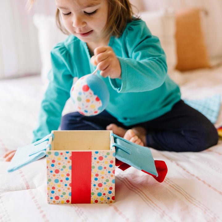 Melissa & Doug Überraschungs-Geschenkbox aus Holz Babyspielzeug | Frühes Lernen Spielzeug | Sensoris