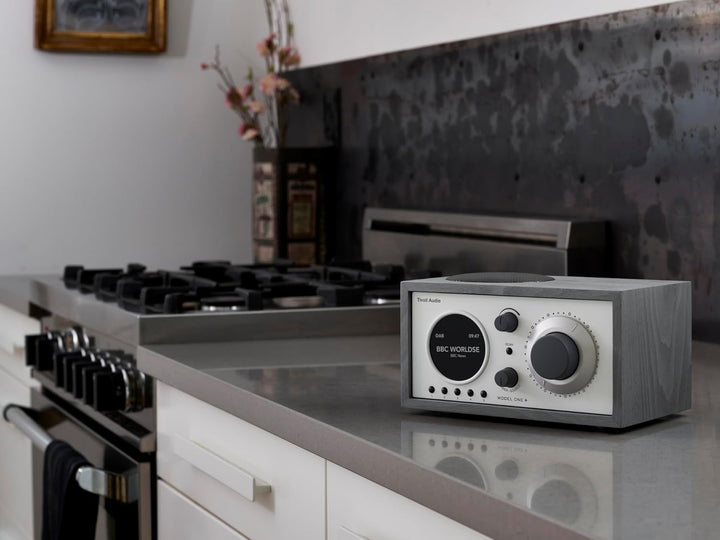 Tivoli Audio Model One+ FM/DAB+ Radio mit Bluetooth und Fernbedienung (Grau / Weiss) Grau/weiss, Gra