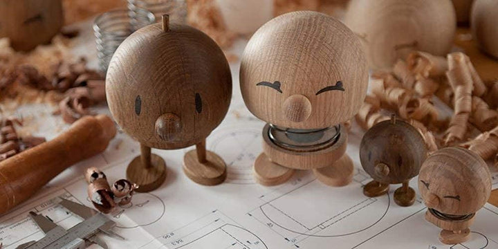Hoptimist - Skandinavisches Design - Medium Bumble aus Holz - Höhe: 10 cm - Geräucherte Eiche - Deko