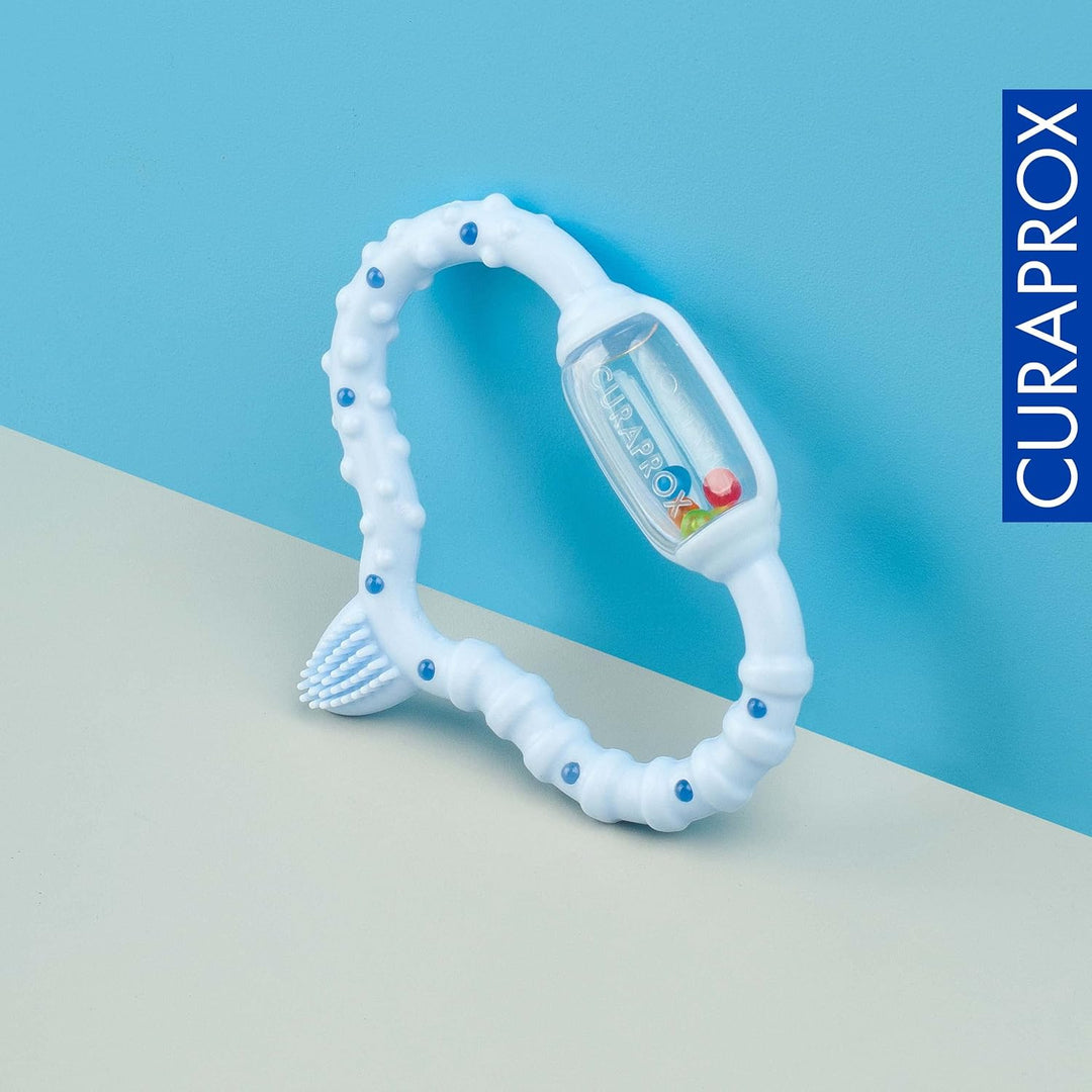 Curaprox Beissring für Babys blau, Baby Beissring mit Rassel, Baby Beissring mit Lernzahnbürste, Bei