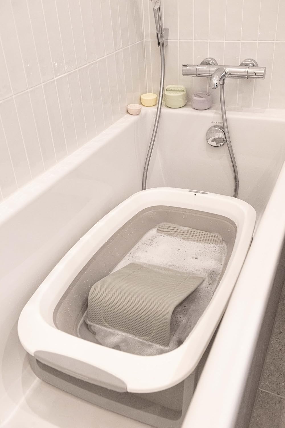 BÉABA Ergonomische Baby-Badewippe – Für Neugeborene, Anti-Rutsch, Schnell Trocknendes Mesh-Gewebe, L