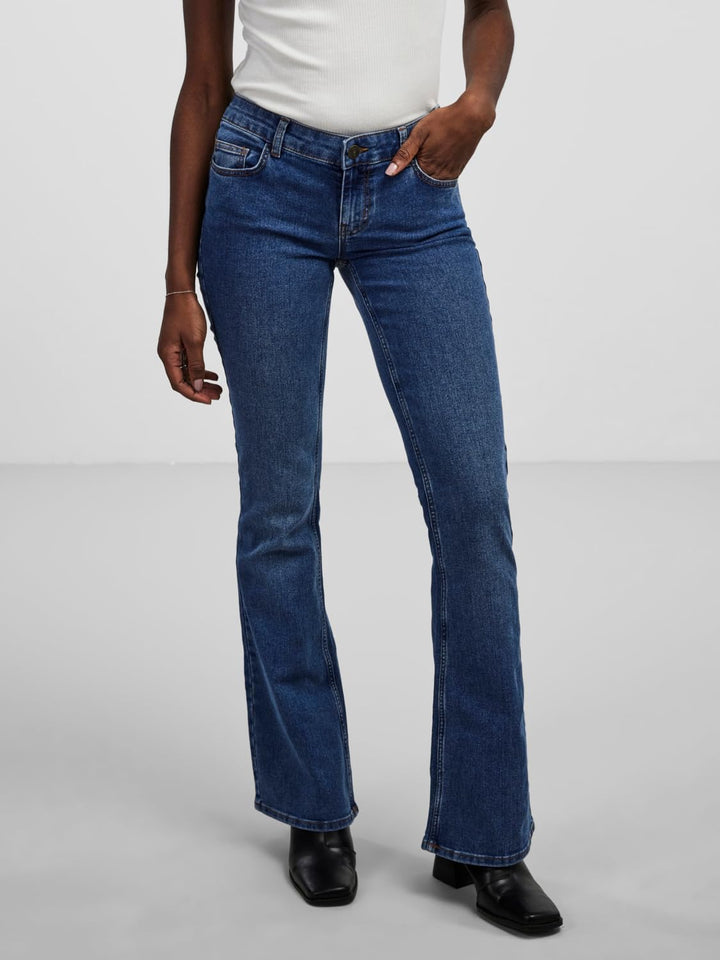 PIECES Damen Pcpeggy Lw Flared Mb Jeans Noos Bc M / 30L Medium Blue Denim, M / 30L Medium Blue Denim