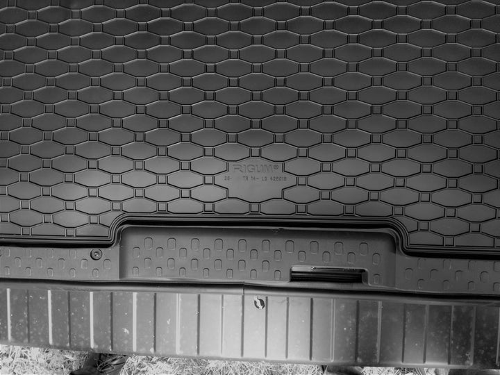 Passgenaue Kofferraumwanne und Gummifussmatten geeignet für OPEL Vivaro B ab 2014 bis 2019 L2 + Gurt