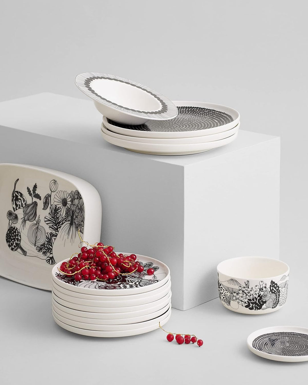 Marimekko - Teller, Kuchenteller, Frühstücksteller - Oiva-Siirtolapuutarha - Keramik - weiss/schwarz
