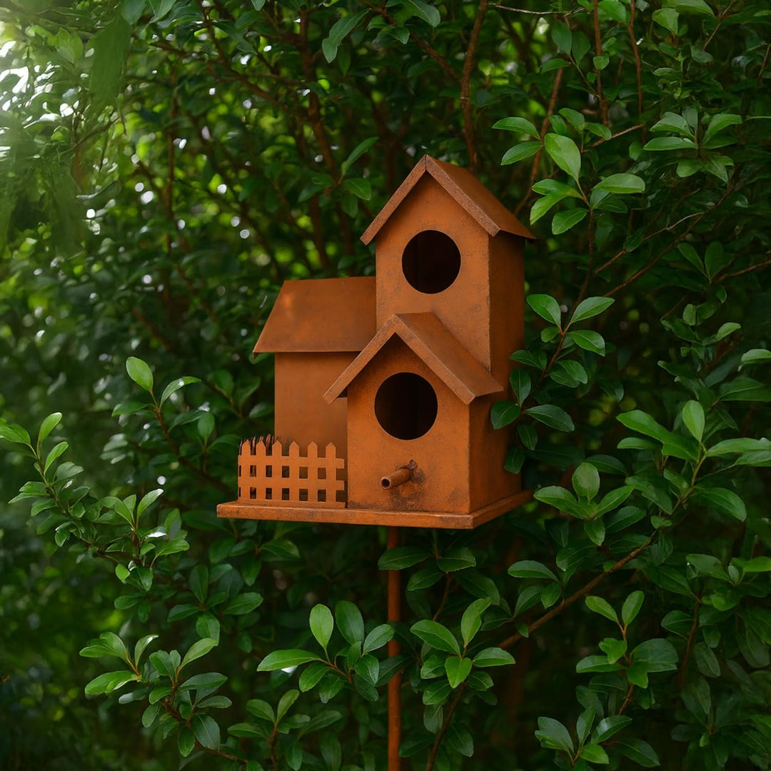 UNUS Vogelhaus aus Metall in Rostoptik mit Stab 132 cm dekoratives Vogelhäuschen für Garten und Terr