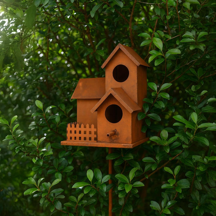 UNUS Vogelhaus aus Metall in Rostoptik mit Stab 132 cm dekoratives Vogelhäuschen für Garten und Terr