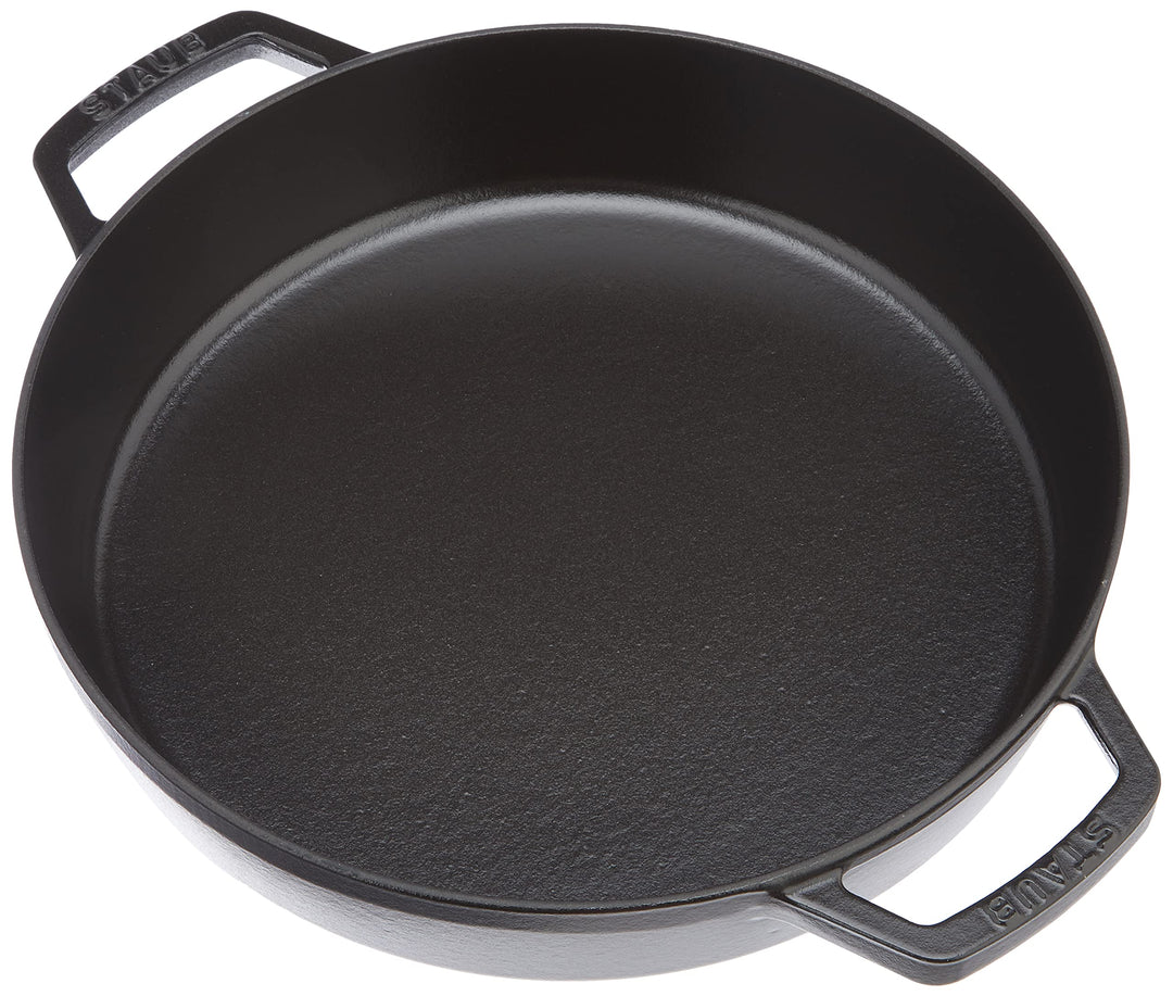 Staub Bratpfanne mit zwei Griffen, Induktionsgeeignet, Gusseisen, Schwarz, 26 cm,1 Einheiten Schwarz
