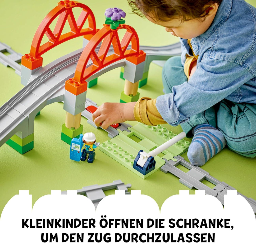 LEGO DUPLO Town Eisenbahnbrücke und Schienen – Erweiterungsset, Geschenk für Kleinkinder ab 2 Jahren