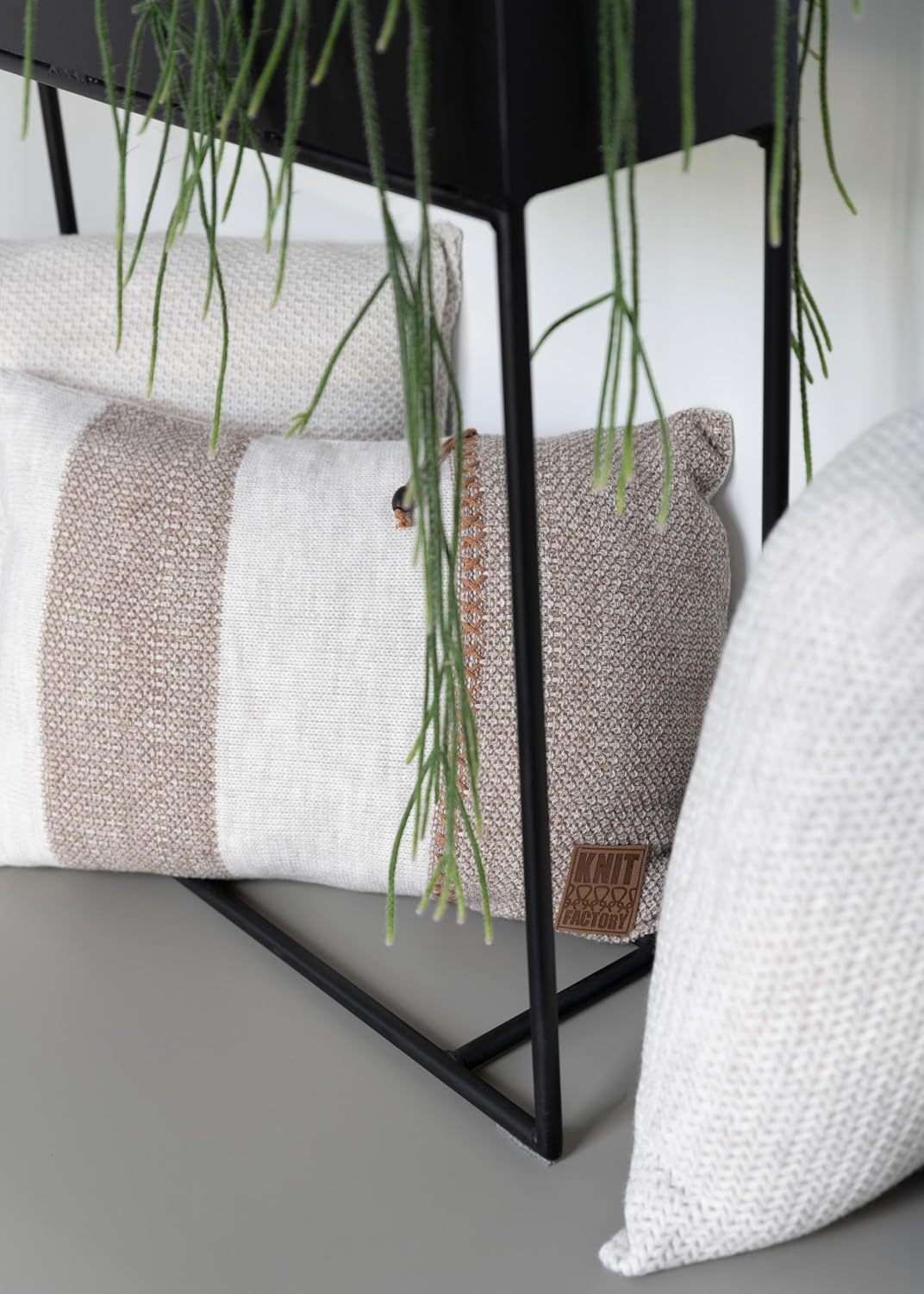 KNIT FACTORY - Roxx Dekokissen - Sofakissen - Kissenhülle mit Kissenfüllung - Kissen 60x40 - Beige/M