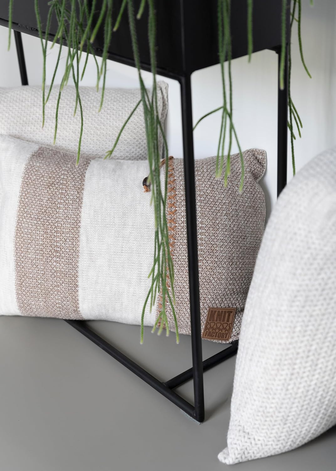 KNIT FACTORY - Roxx Dekokissen - Sofakissen - Kissenhülle mit Kissenfüllung - Kissen 60x40 - Schwarz