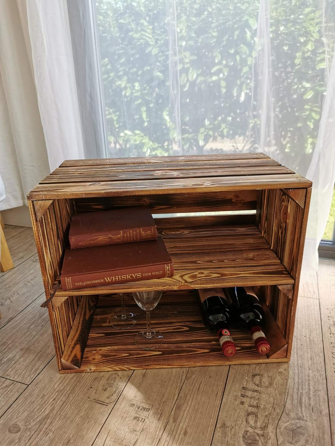 Massive Holzkisten als Schuhregal / Bücherregal LEICHT GEFLAMMT mit Zwischenbrett (verschraubt) Apfe