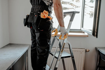 DRABEST Leiter PRO Serie Alu Klaptritt 4 Stufen Klappbare Leiter mit Sicherheits Handläufen bis 150