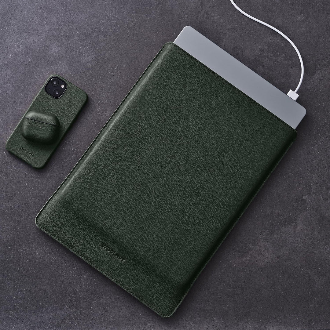 WOOLNUT lederhülle für MacBook Air 15 – Laden in der Hülle – Vollnarbenleder, Innenseite aus Wollfil