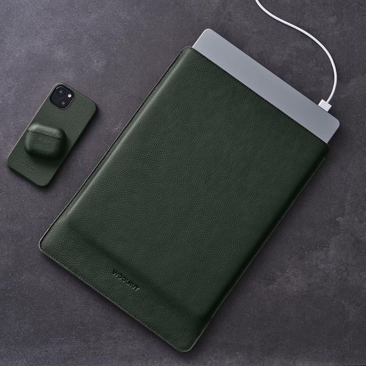 WOOLNUT lederhülle für MacBook Air 15 – Laden in der Hülle – Vollnarbenleder, Innenseite aus Wollfil
