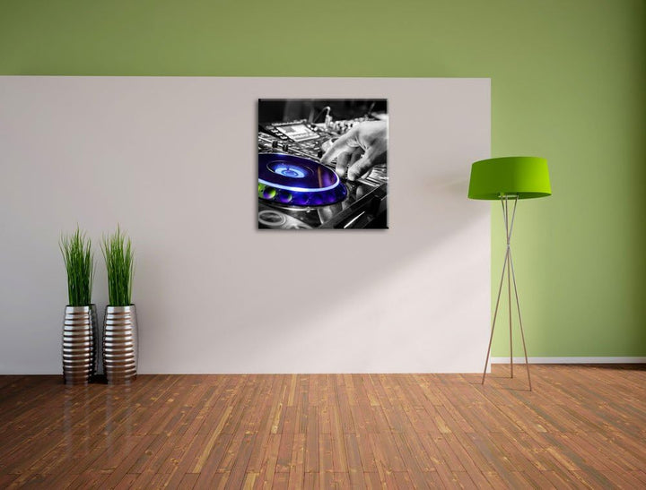 Pixxprint DJ bei der Arbeit am Plattenteller schwarz/weiss, Format: 70x70 auf Leinwand, 70x70