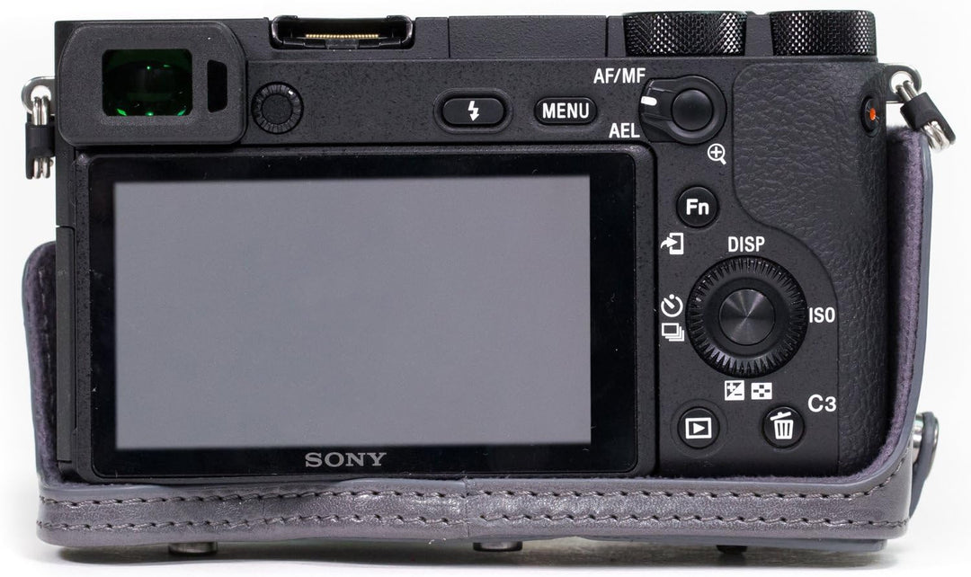 MegaGear Sony Alpha A6500 (up to 16-70mm Objektiv) Ever Ready Leder Kamera-Case mit Trageriemen und