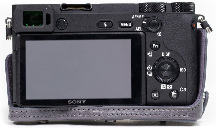 MegaGear Sony Alpha A6500 (up to 16-70mm Objektiv) Ever Ready Leder Kamera-Case mit Trageriemen und