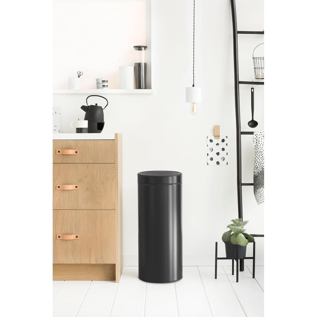 Brabantia 115301 Touch Bin New mit herausnehmbaren Kunststoffeinsatz, 30 L, Edelstahl, schwarz matt,