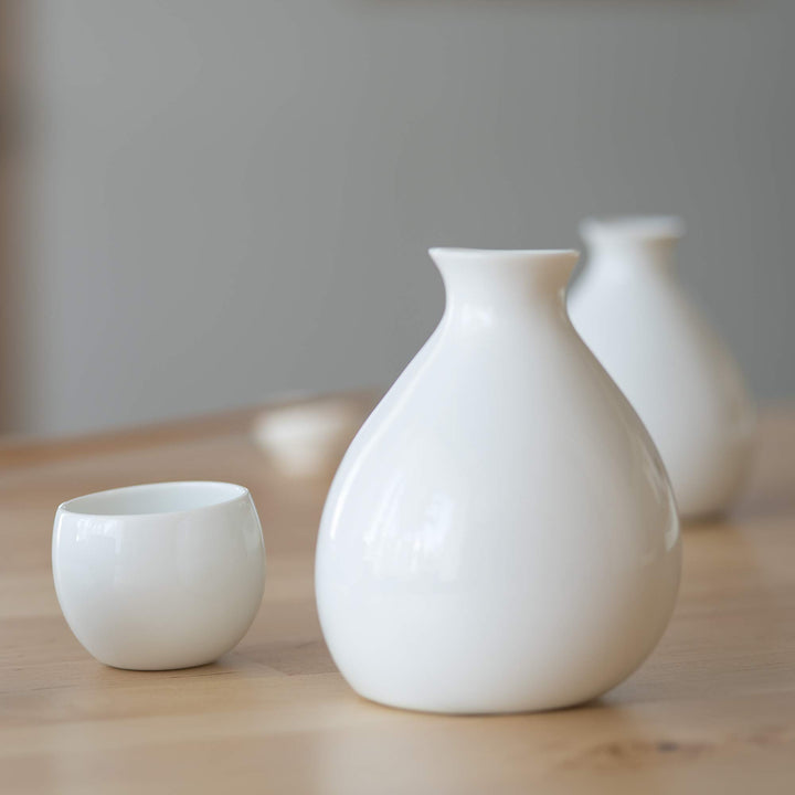 Original japanische Sake-Karaffe Yuuki, ca. 400 ml. Feinstes Porzellan, traditionelle Handarbeit, ec