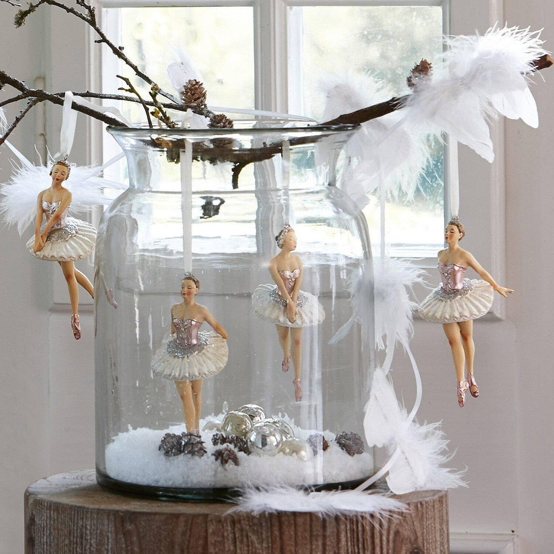 Loberon® Figur 4er Set Tadley, Christbaumschmuck, Polyresin, H/B/T ca. 13.5/6 / 6 cm, weiss/rosa, we