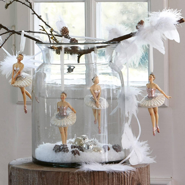 Loberon® Figur 4er Set Tadley, Christbaumschmuck, Polyresin, H/B/T ca. 13.5/6 / 6 cm, weiss/rosa, we