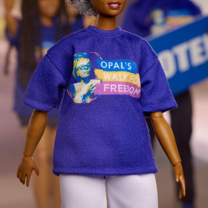 Barbie Inspiring Women-Puppe, Opal Lee Sammelpuppe in blauem „Opal’s Walk for Freedom“ T-Shirt, weis