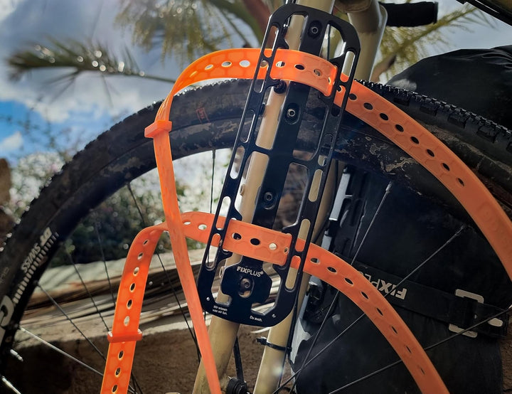 FIXPLUS+ bikepacking Cargo Cage M zur Anbringung an Ösen für den Flaschenhalter oder Ösen an der Gab