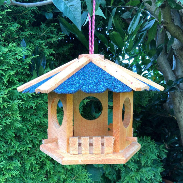 Vogelhaus zum Aufhängen Maxi Ø 30 cm wetterfest Futterstelle Sechseck aus Holz (Klein, Braun/Blau) K