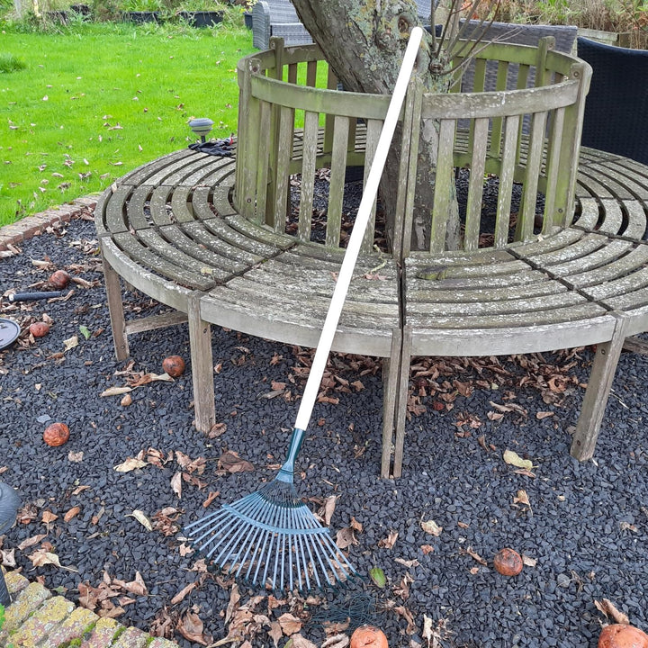 Laubrechen Garten Laub Fächer Rechen Besen Fächerbesen Metall grün lackiert mit 22 Zinken und Stiel