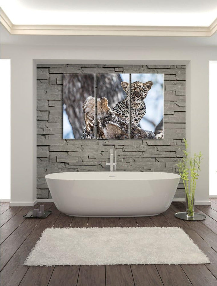 Pixxprint Neugieriges Leopardjunges auf Baum 3-Teiler Leinwandbild 120x80 Bild auf Leinwand