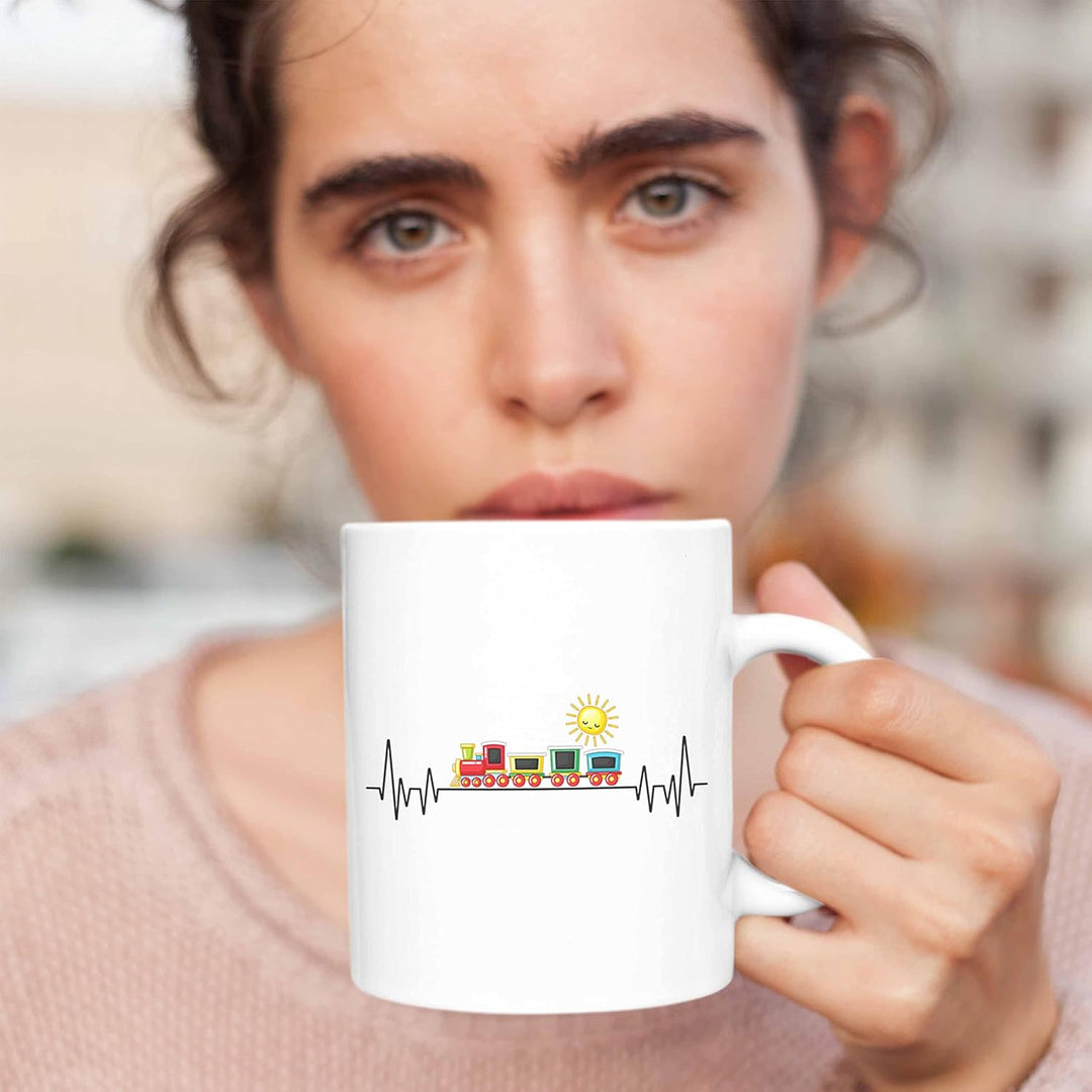 Trendation - Zug Züge Herzschlag Tasse Geschenk für Eisenbahner Zugführer Hobby Geschenkidee (Weiss)