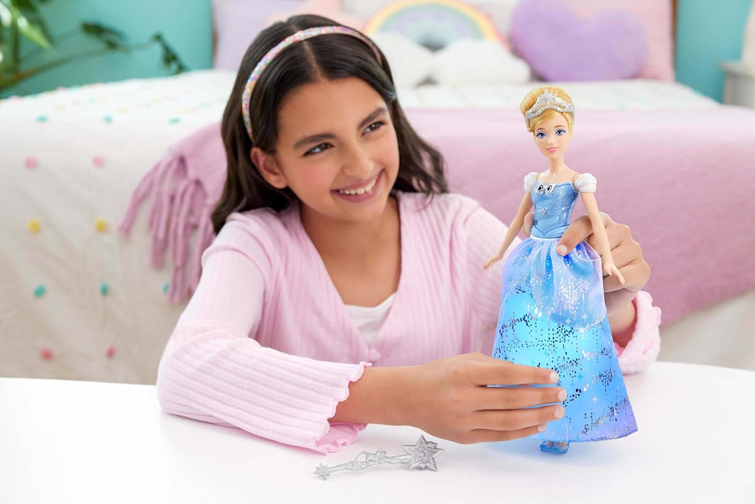 Mattel Disney Princess, Cinderella mit aufleuchtendem Kleid und Soundeffekten, aktiviert durch Zaube
