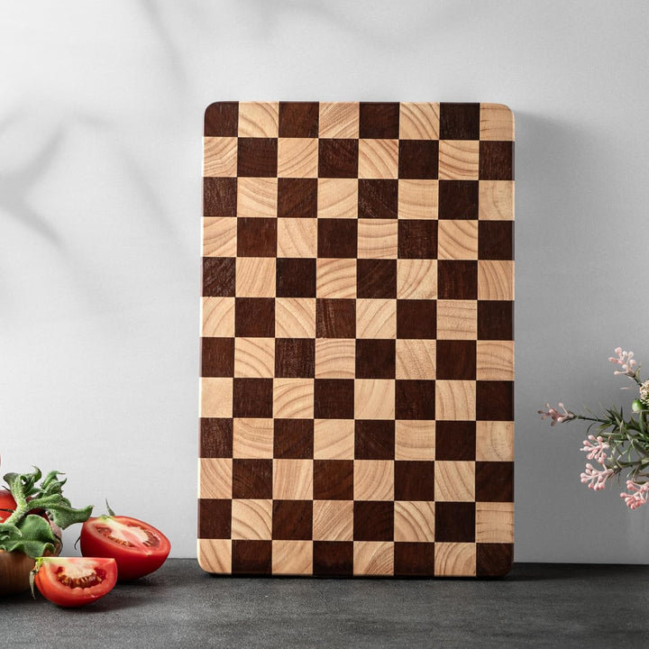 Bill.F Holzschneidebrett mit Schachbrettmuster und inneren Seitengriffen, 36x24x2,5cm Schneidebrett