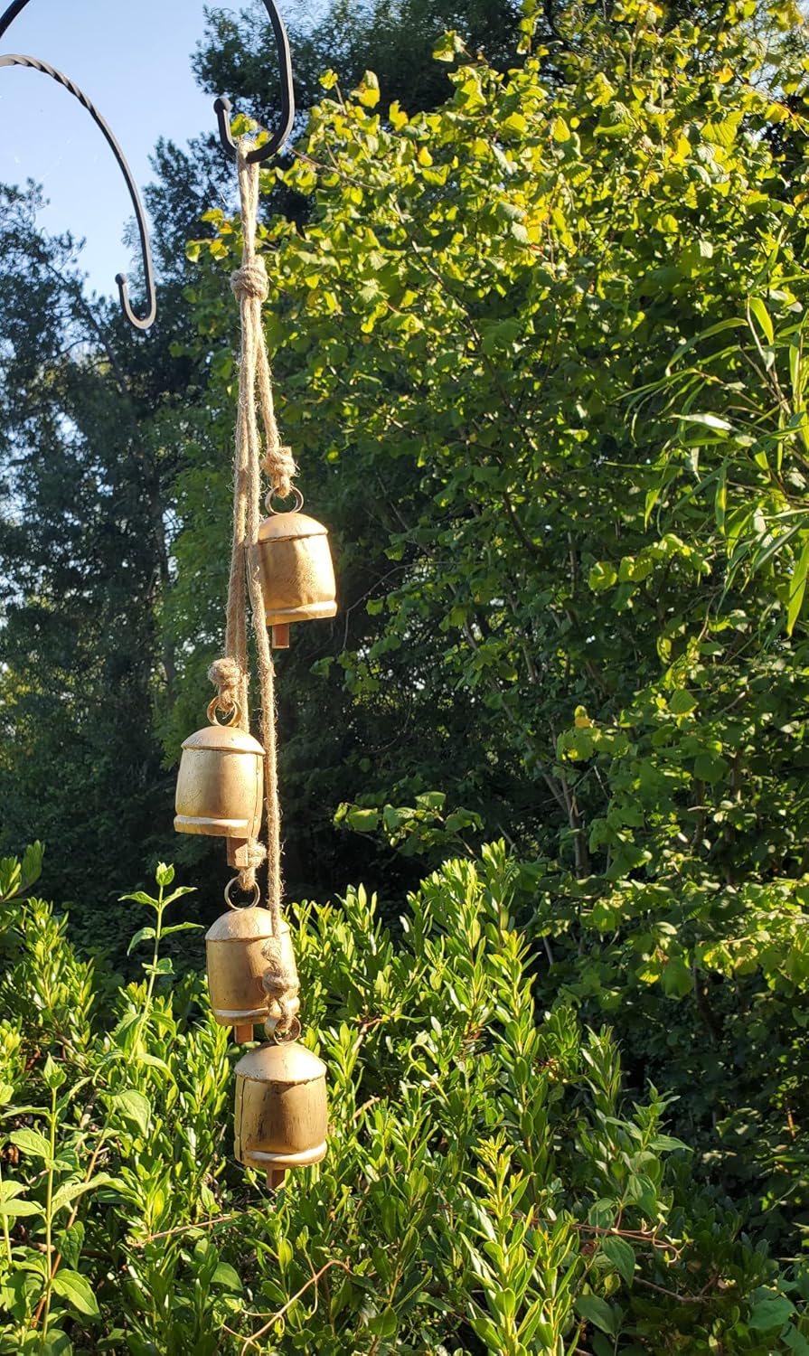 4 Grosse Rustikale Kuhglocken am Seil – Weihnachtsglocken in Antikgold für Kamin, Veranda oder Garte
