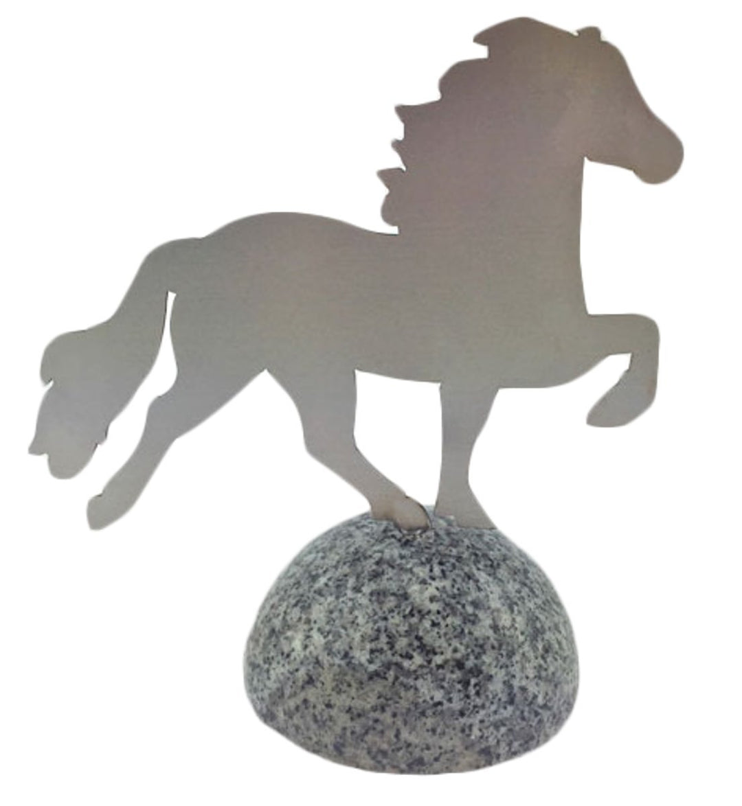 Karlslund Riding Equipment Dekorative Pferde Edelstahl auf Polierten Granitstein
