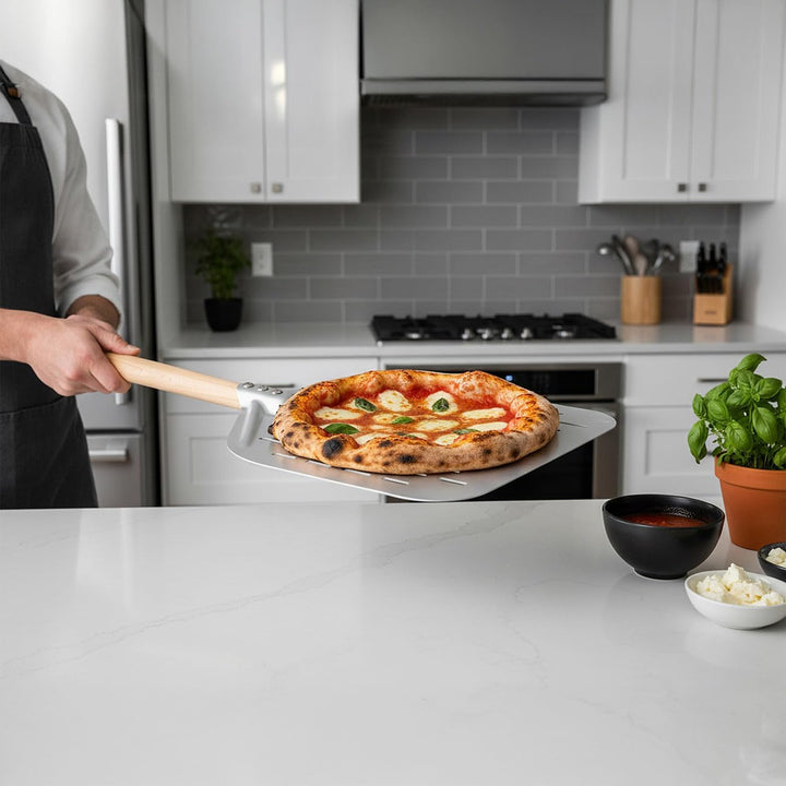 Pizzaschaufel: Perforierter Pizzaschieber mit Aluminium-Schaufel & Holzgriff, Ø 30 cm (Pizzaheber, P