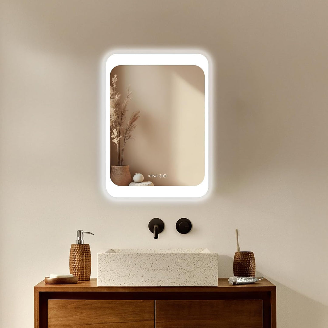 HOKO® LED Badspiegel 50x70 cm KÖLN mit Beschlagfrei und Digitaluhr. Design Wandspiegel fürs Bad. Die
