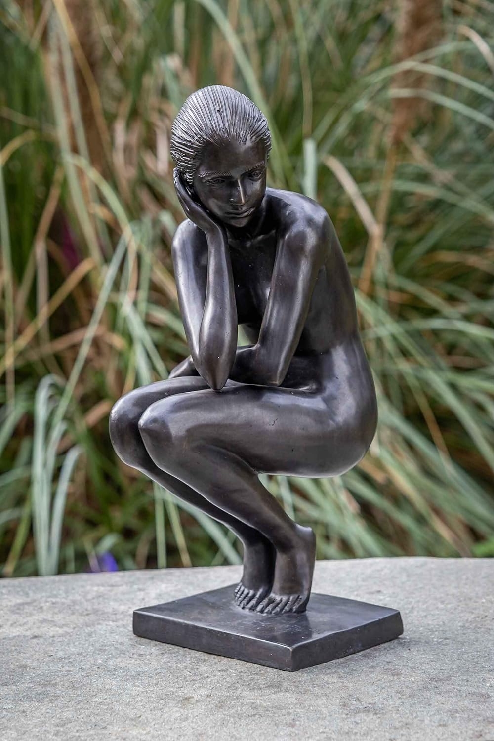 IDYL Bronze-Skulptur Eine hockende Frau | 37x15x19 cm | Klassische Bronze-Figur handgefertigt | Gart