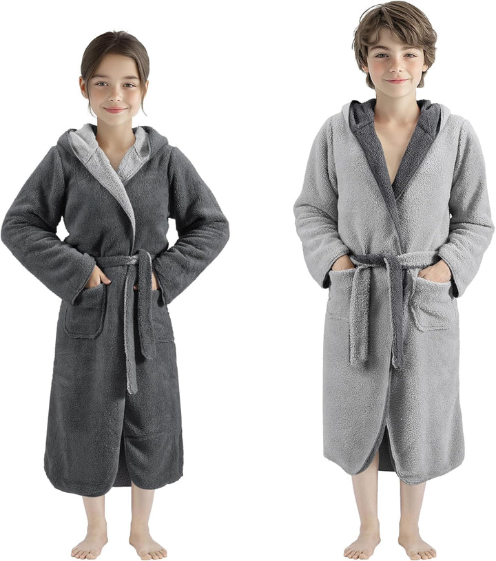 HOMELEVEL Kuschelfleece Bademantel für Kinder - Sherpa Morgenmantel mit Taschen Schalkragen Gürtel -