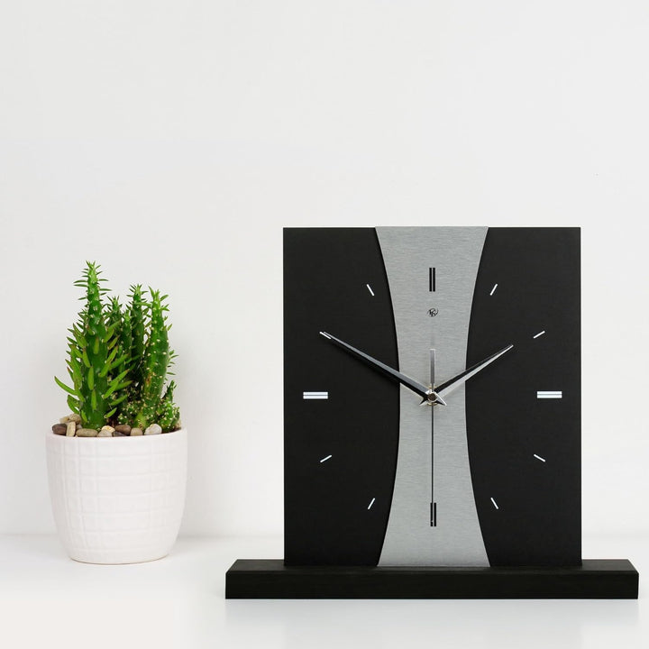 Kreative Feder Designer-Standuhr „Stripe“ aus Holz – Schwarze Tischuhr in modernem Metallic-Look ohn