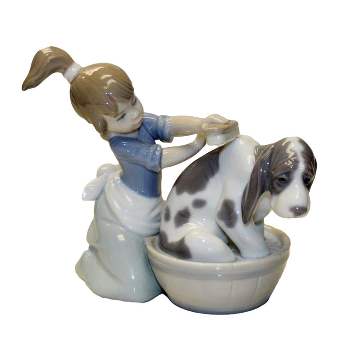 LLADRÓ Mädchen-Figur Hundebad. Mädchen. Porzellan.