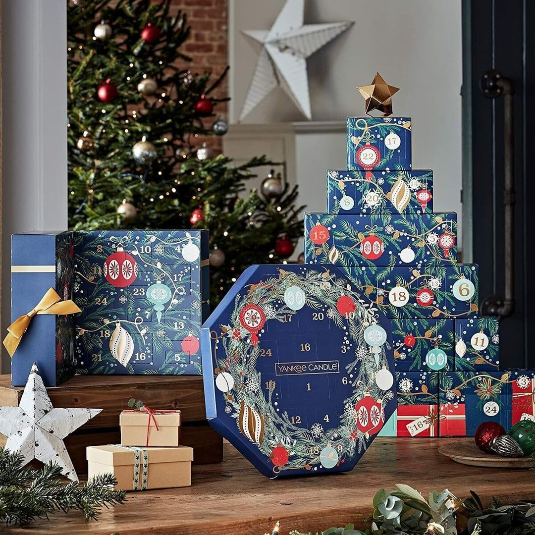 Yankee Candle Kranz-Adventskalender | Weihnachtsduftkerzen Geschenkset | 24 Teelichter & 1 Glas-Kerz