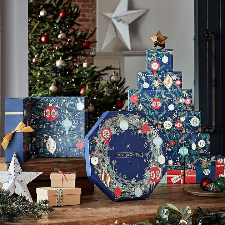 Yankee Candle Kranz-Adventskalender | Weihnachtsduftkerzen Geschenkset | 24 Teelichter & 1 Glas-Kerz