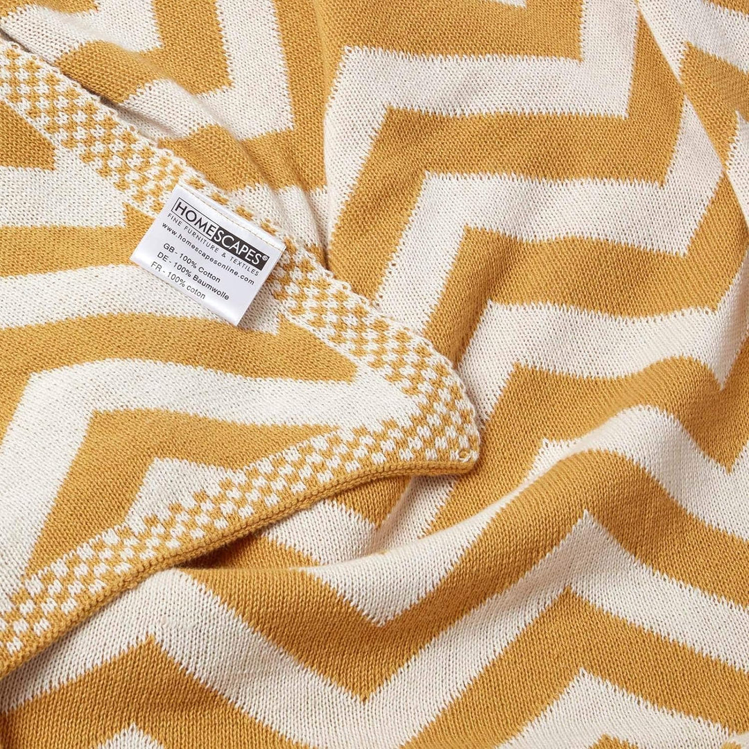 Homescapes gestrickte Tagesdecke mit Zick-Zack-Muster, weiche Wohndecke in Senfgelb, 100% Baumwolle,