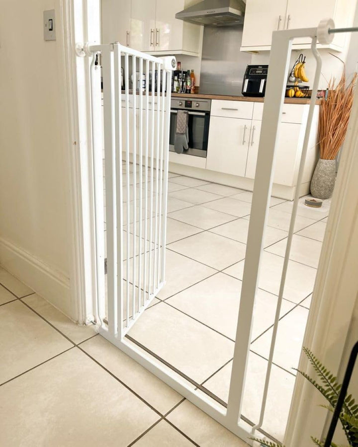 Bettacare Extra hohes Druckmontierte Premium Haustiergitter, 68.5cm - 75cm, Weiss, Druckmontierte Tr