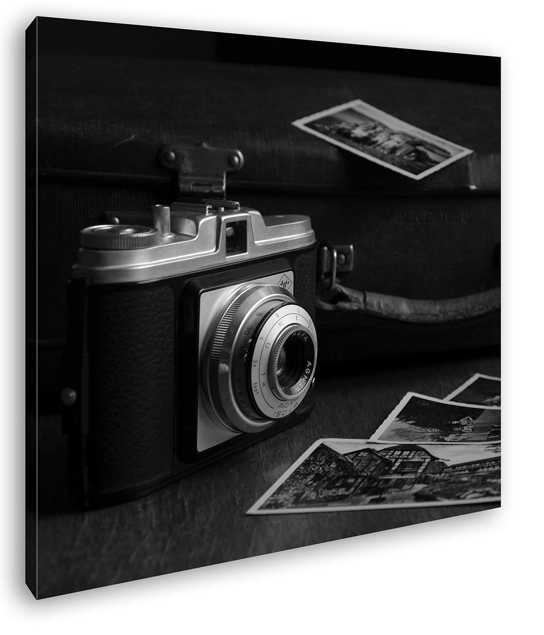 deyoli Analoge auf Fotoapparat vor altem Koffer im Format: 60x60 Effekt: Schwarz&amp;Weiss als Leinwandb