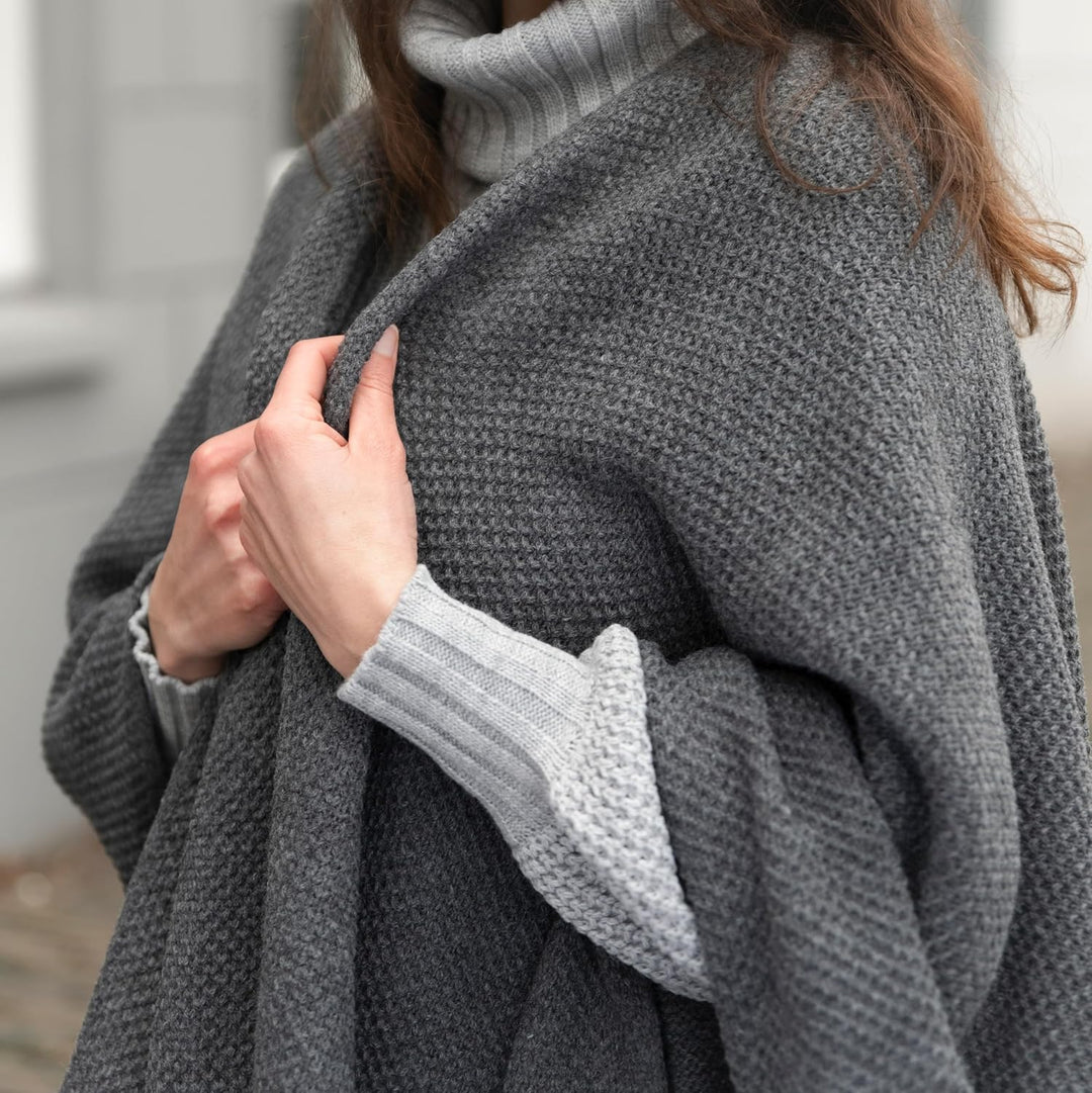 KNIT FACTORY - Jazz Poncho - Elegant Gestrickter Damen Cape - Wickelschal mit Wolle - Hochwertige Qu