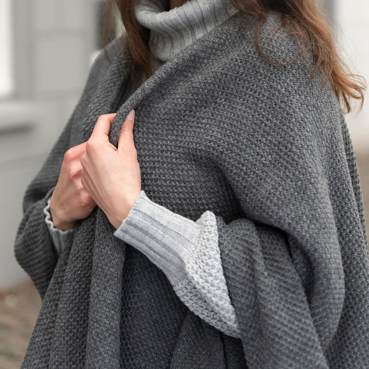 KNIT FACTORY - Jazz Poncho - Elegant Gestrickter Damen Cape - Wickelschal mit Wolle - Hochwertige Qu