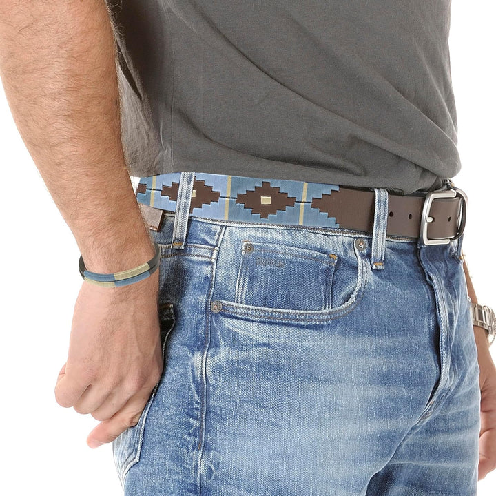 Argentinischer Ledergürtel mit passender Schnur und Lederarmband. Auf Leder gestickter Gürtel für Mä