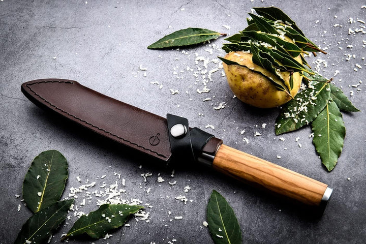 Forged Klingenschützer, Santoku Messer von 14cm, Aus braunem Leder, Mit Druckknopfverschluss
